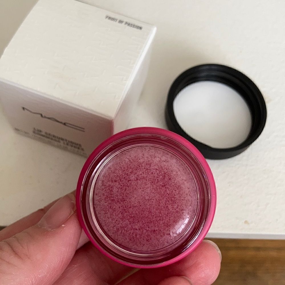 1 LEFT! Mac Lip Scrubtious Fruit of Passion - Picture 3 of 4